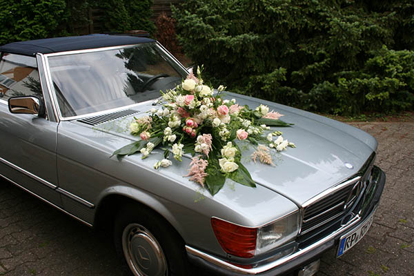 Autoschmuck aus Blumen zur Hochzeit