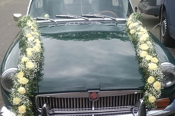 Autoschmuck aus Blumen zur Hochzeit